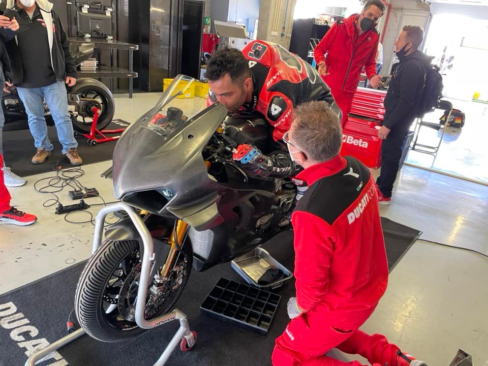 Read more about the article Petrucci Tests MotoAmerica-Spec Ducati Superbike At Portimão