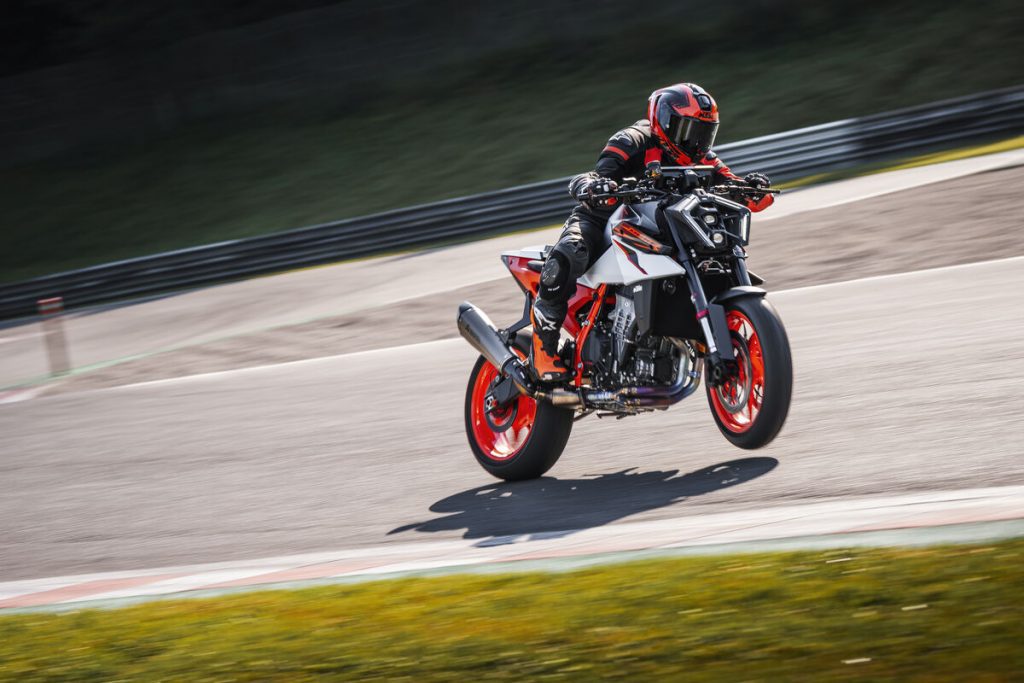 Read more about the article From Prototype To Production: 2025 KTM 990 DUKE R